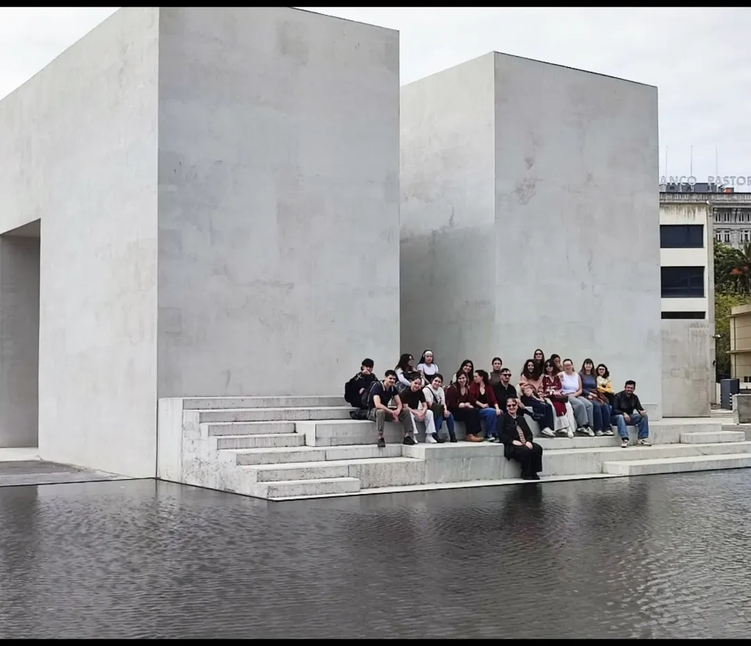 Grupo de estudiantes de joyería ante la entrada de “Wonderland”, la exposición de Annie Leibovitz en el MOP de A Coruña