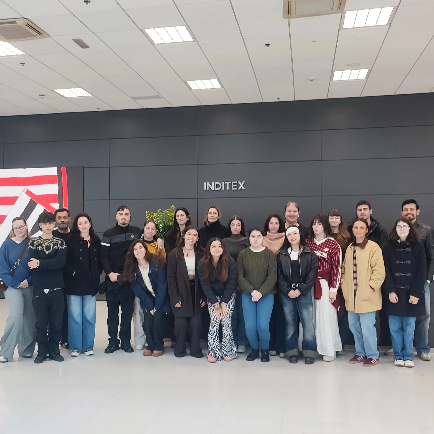 Alumnado de la Escuela Técnica de Joyería del Atlántico en la sede de Inditex