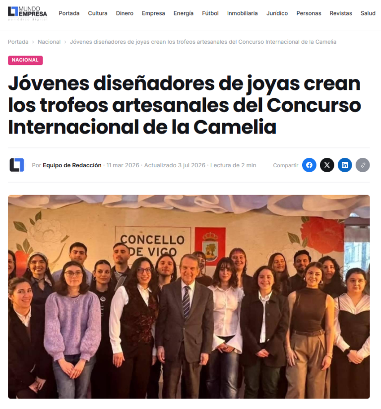 Diseñadores de la Escuela Técnica de Joyería del Atlántico con los trofeos artesanales del Concurso Internacional de la Camelia en Vigo