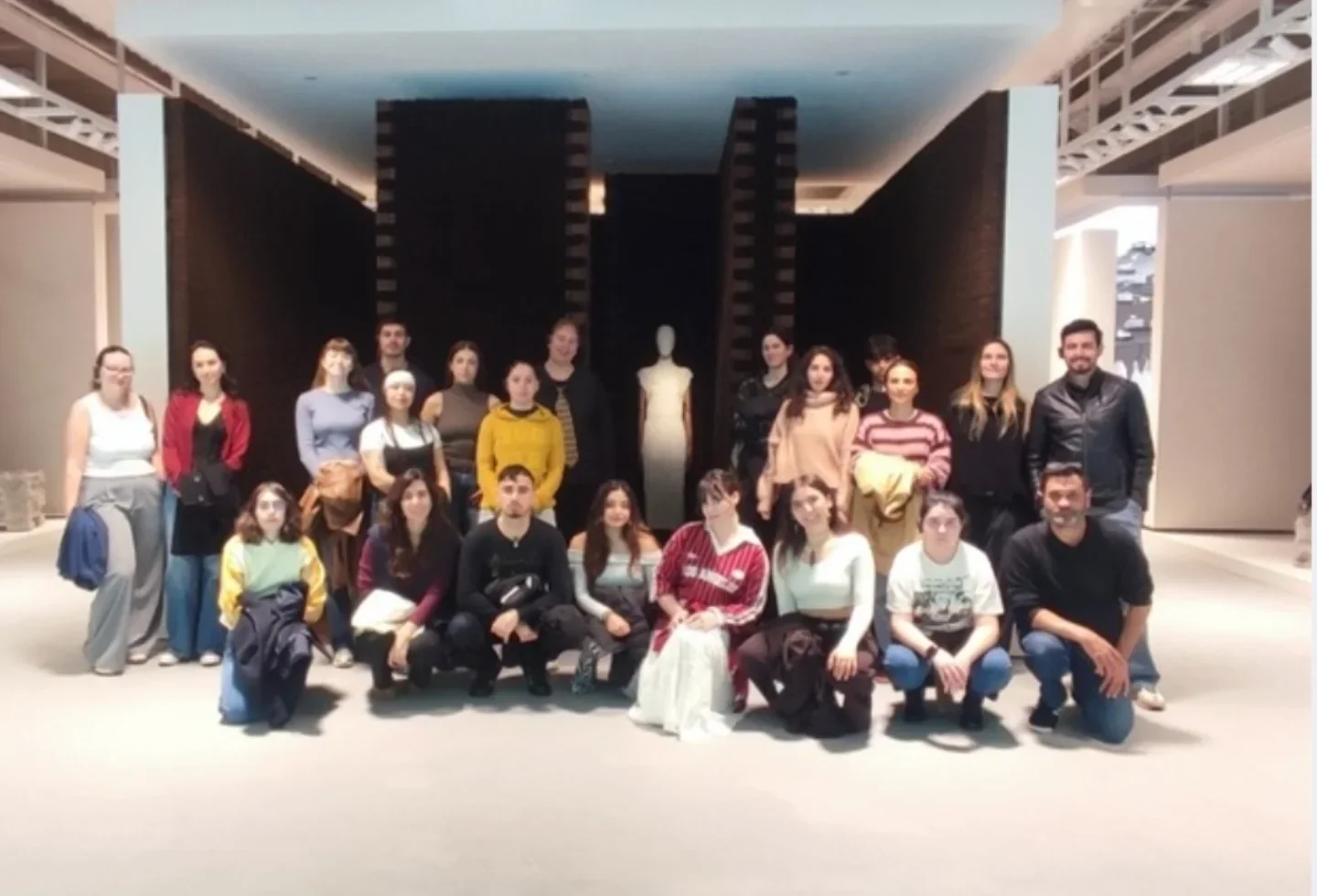 Alumnado y profesorado de la Escuela Técnica de Joyería del Atlántico durante la visita a la sede de Inditex en 2026
