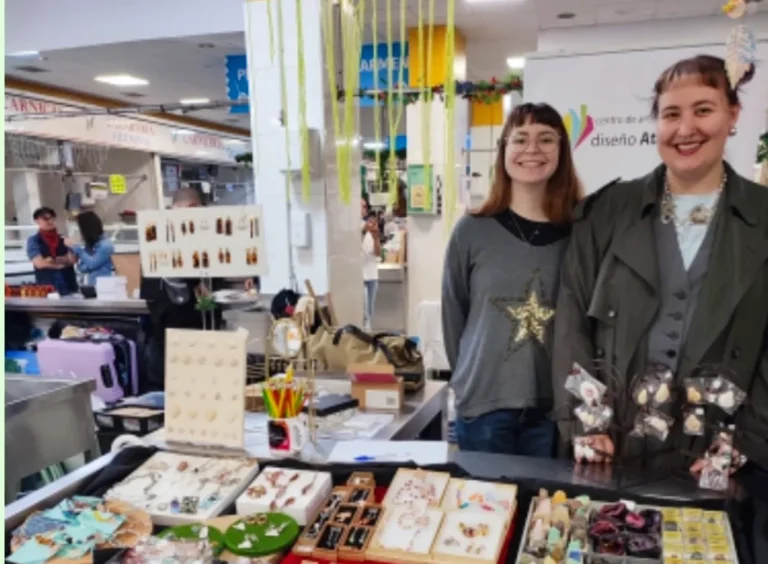 Puesto de la Escuela Técnica de Joyería del Atlántico en el Mercado da Arte do Calvario de Vigo, con joyas del alumnado y una colección de minerales