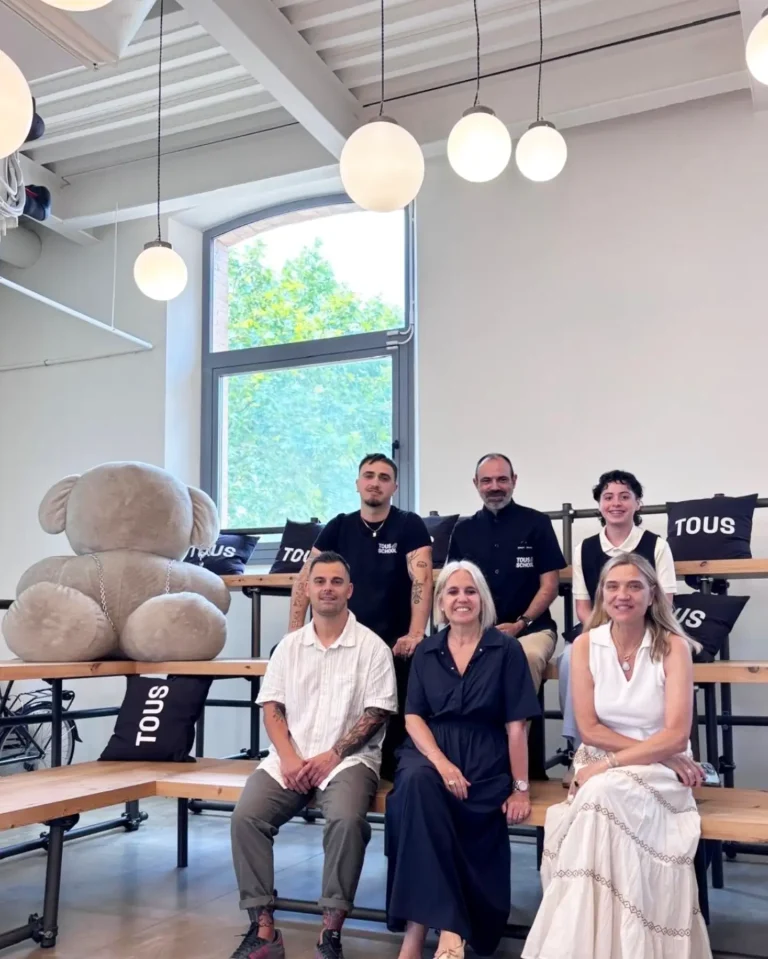 Iker Peluaga y Abril Rodríguez con Rosa Tous, Elena Teindas, Albert, tutor de TOUS School, y el profesor Samuel Agulla en la sede de TOUS en Manresa