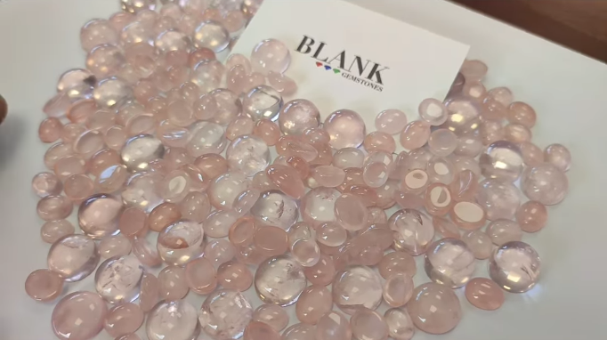 Cabujones de tonos rosados sobre la tarjeta de Blank Gemstones
