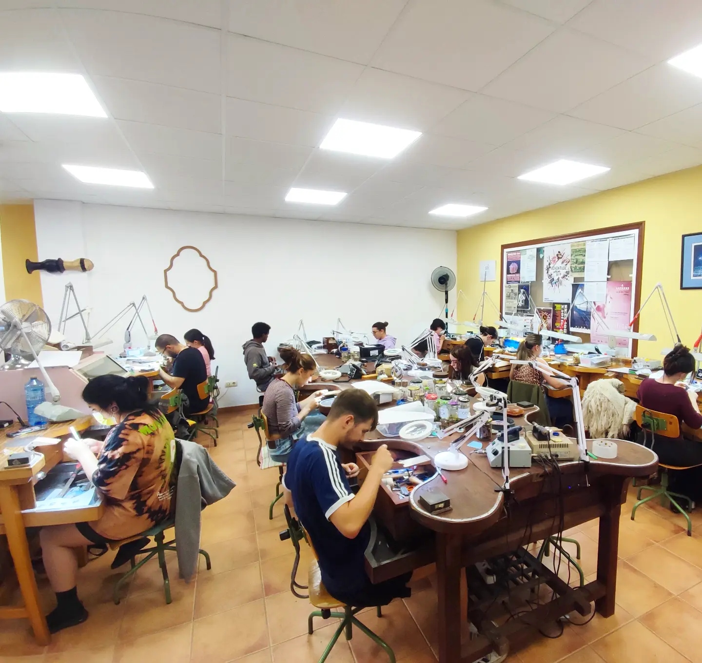 Grabado artístico a buril y engaste de joyas
