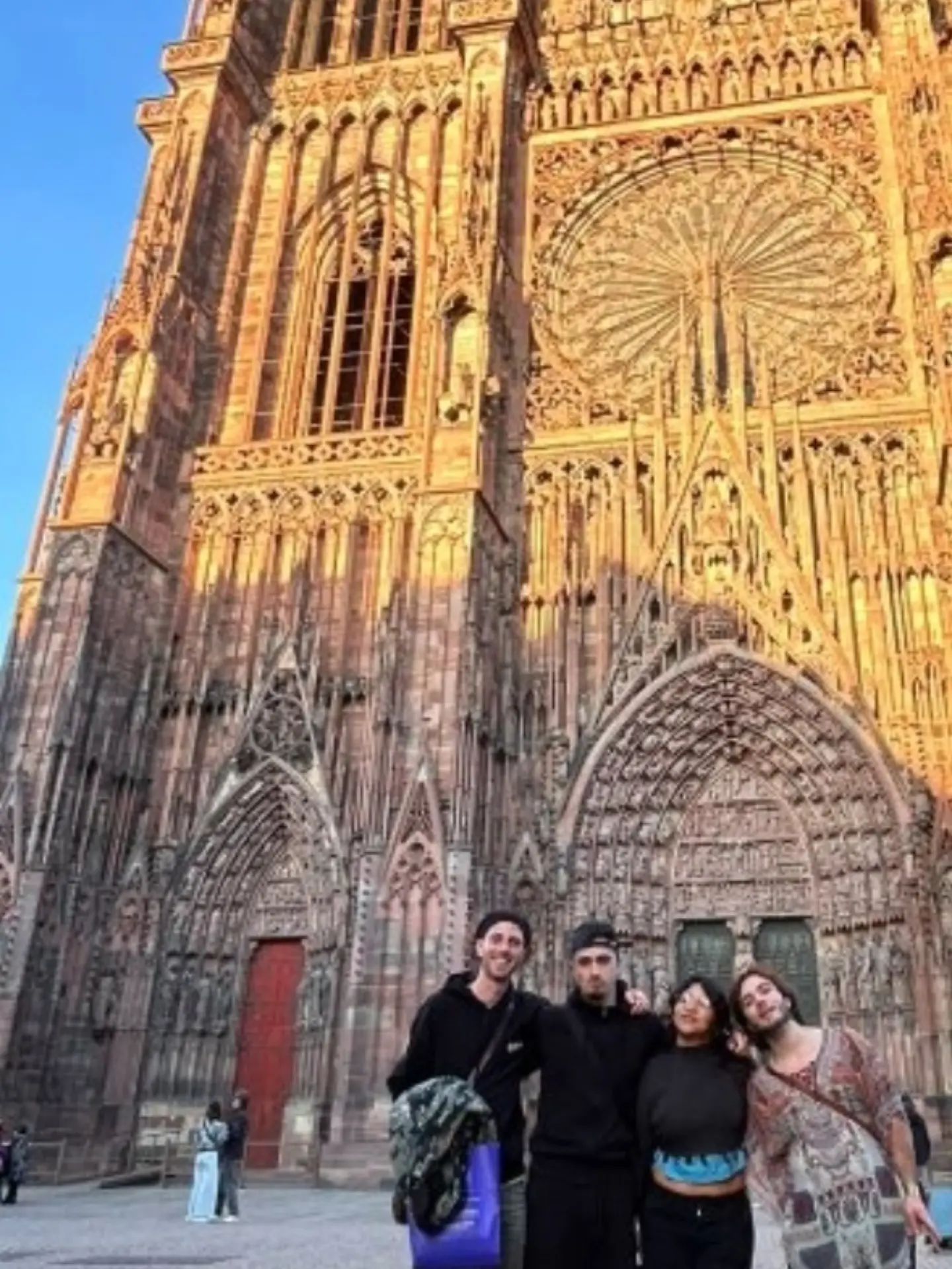 Grupo de titulados de la escuela frente a la fachada principal de la catedral de Estrasburgo