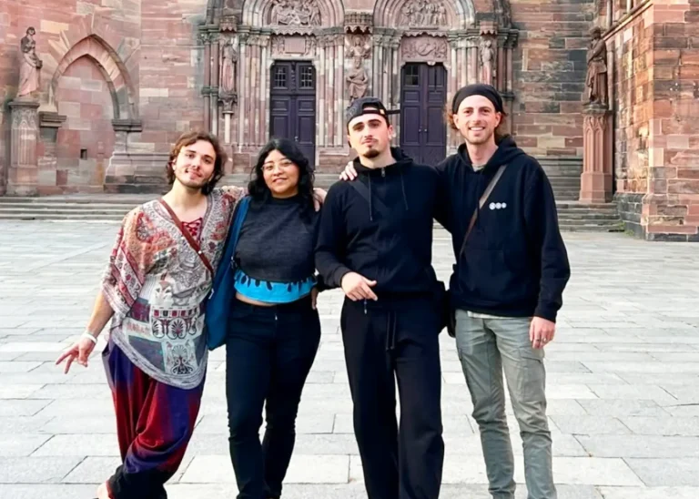 Alumno de la Escuela Técnica de Joyería del Atlántico ante casas tradicionales de entramado de madera en Alsacia