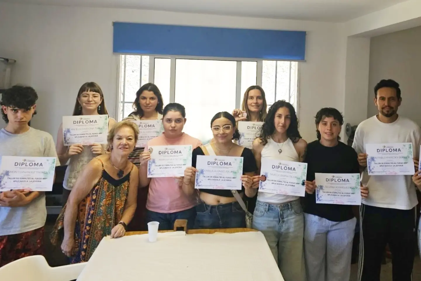 Alumnado de la Escuela Técnica de Joyería del Atlántico con sus diplomas del Taller de Esmaltes al Fuego aplicados a la joyería