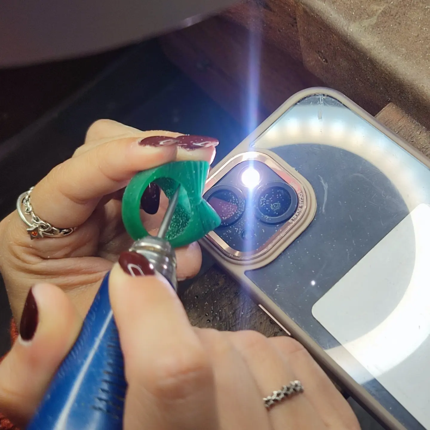 Tallado de un anillo de cera verde con micromotor en la Escuela Técnica de Joyería del Atlántico