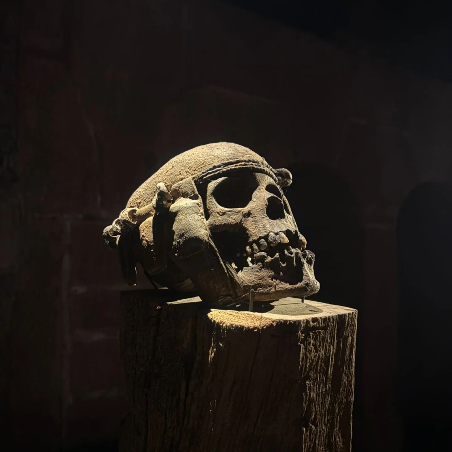 piezas de una exposición de arte africano con conchas, cuentas y fibras naturales