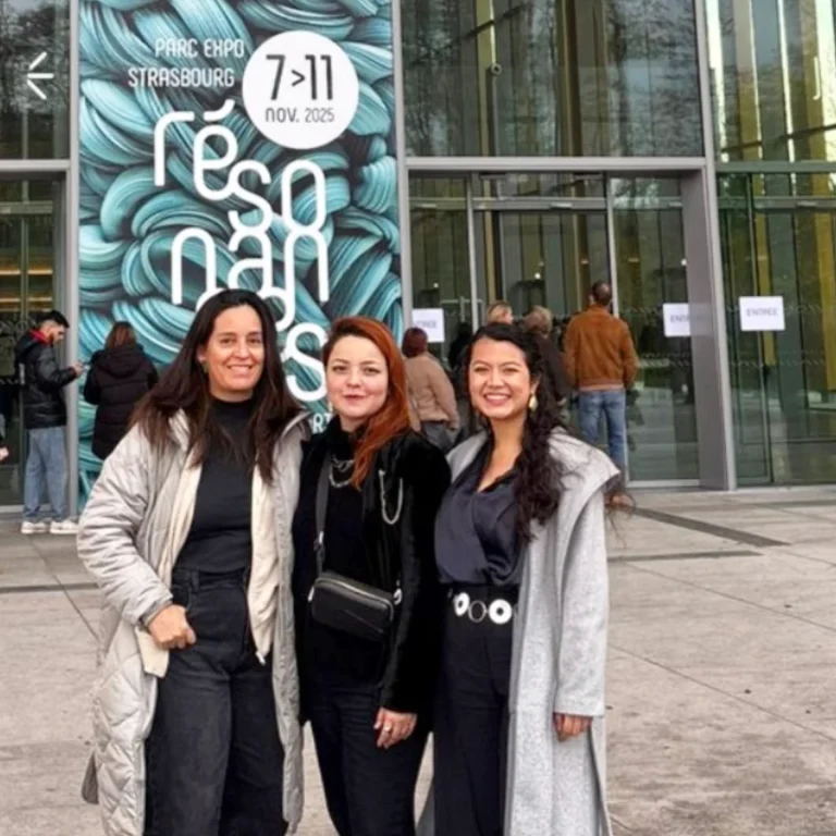 Tres alumnas de la Escuela Técnica de Joyería del Atlántico en el salón Résonance[s] del Parc Expo de Estrasburgo