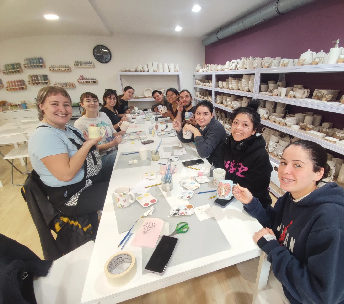Alumnado de la Escuela Técnica de Joyería del Atlántico pintando tazas de cerámica en Pinta tu Cerámica, en Vigo