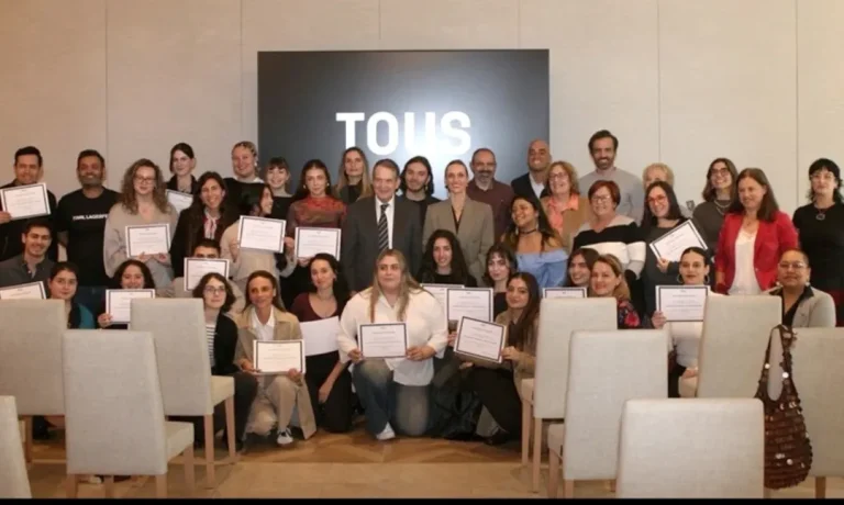 Alumnado de la Escuela Técnica de Joyería del Atlántico con sus diplomas de TOUS, junto al alcalde de Vigo y representantes de la firma