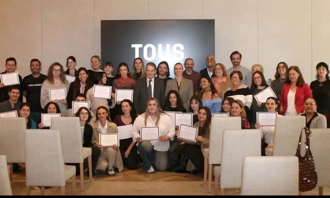 Alumnado de la Escuela Técnica de Joyería del Atlántico con sus diplomas de TOUS, junto al alcalde de Vigo y representantes de la firma
