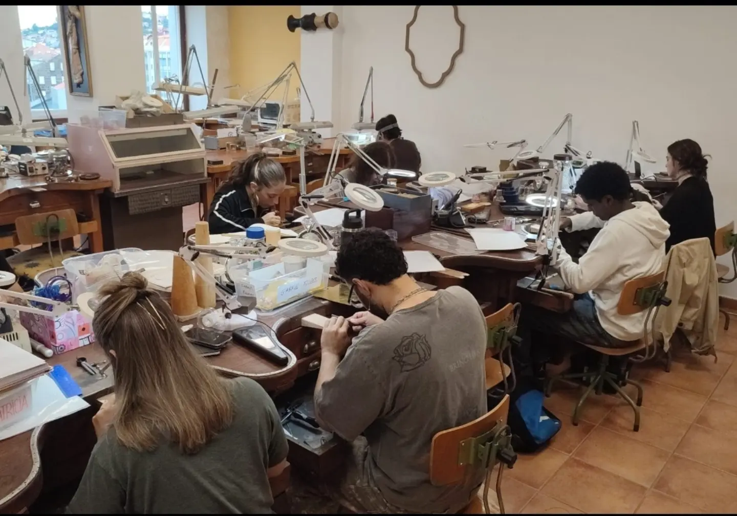 Alumnos y alumnas trabajando en sus mesas de joyero en el taller de la Escuela Técnica de Joyería del Atlántico de Vigo